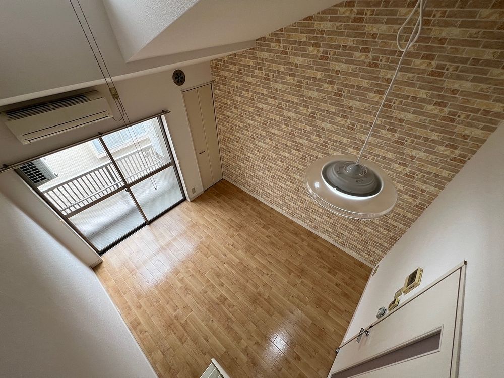 ロフト付きですので天井が高く開放的なお部屋です♬1階角部屋♪ 